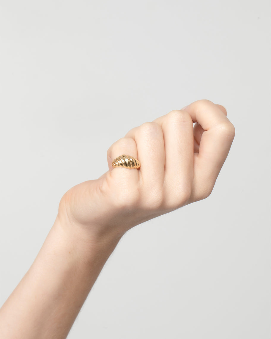 Anel de Dedinho Liso em Ouro 18K Domo