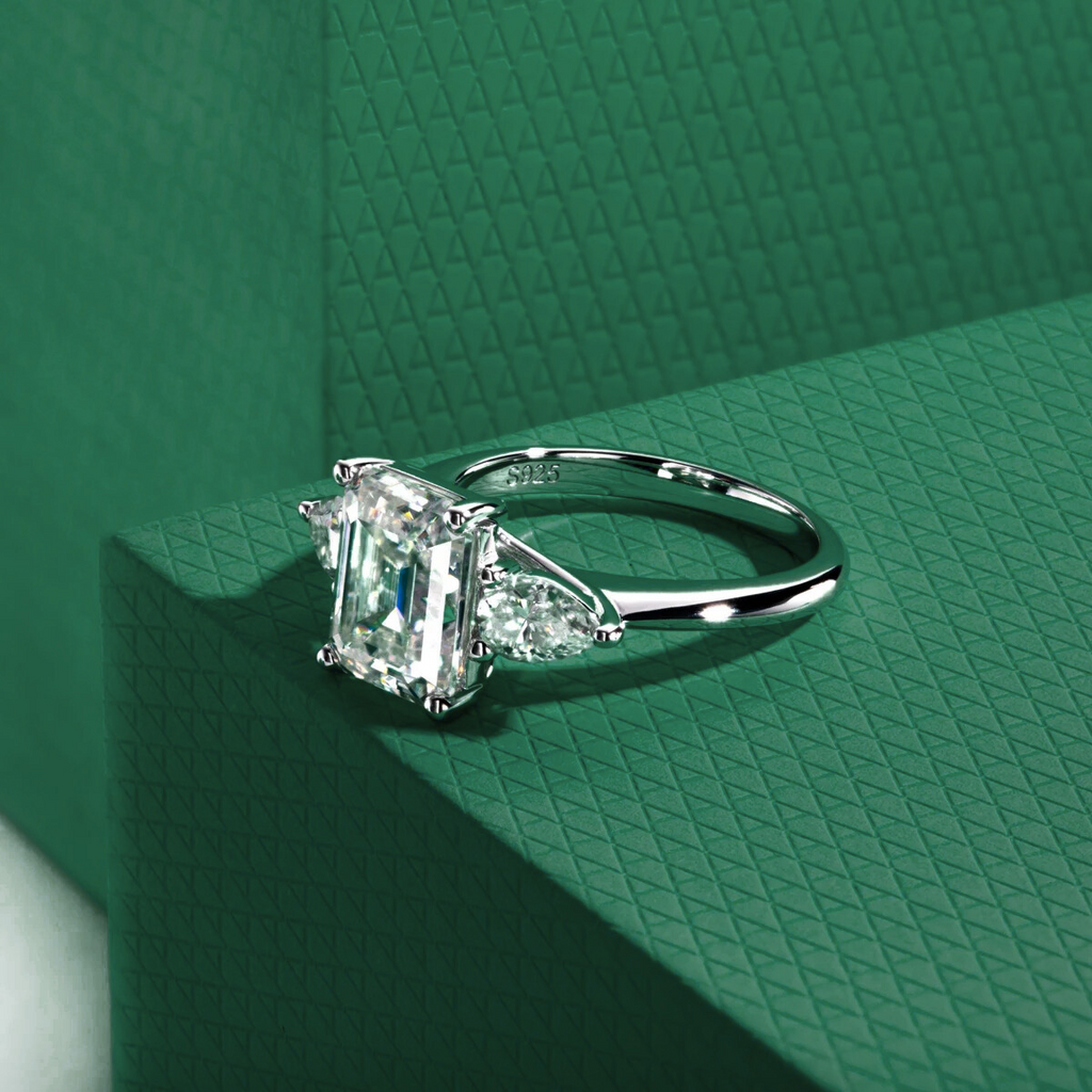 Anel Esmeralda & Pera Moissanite