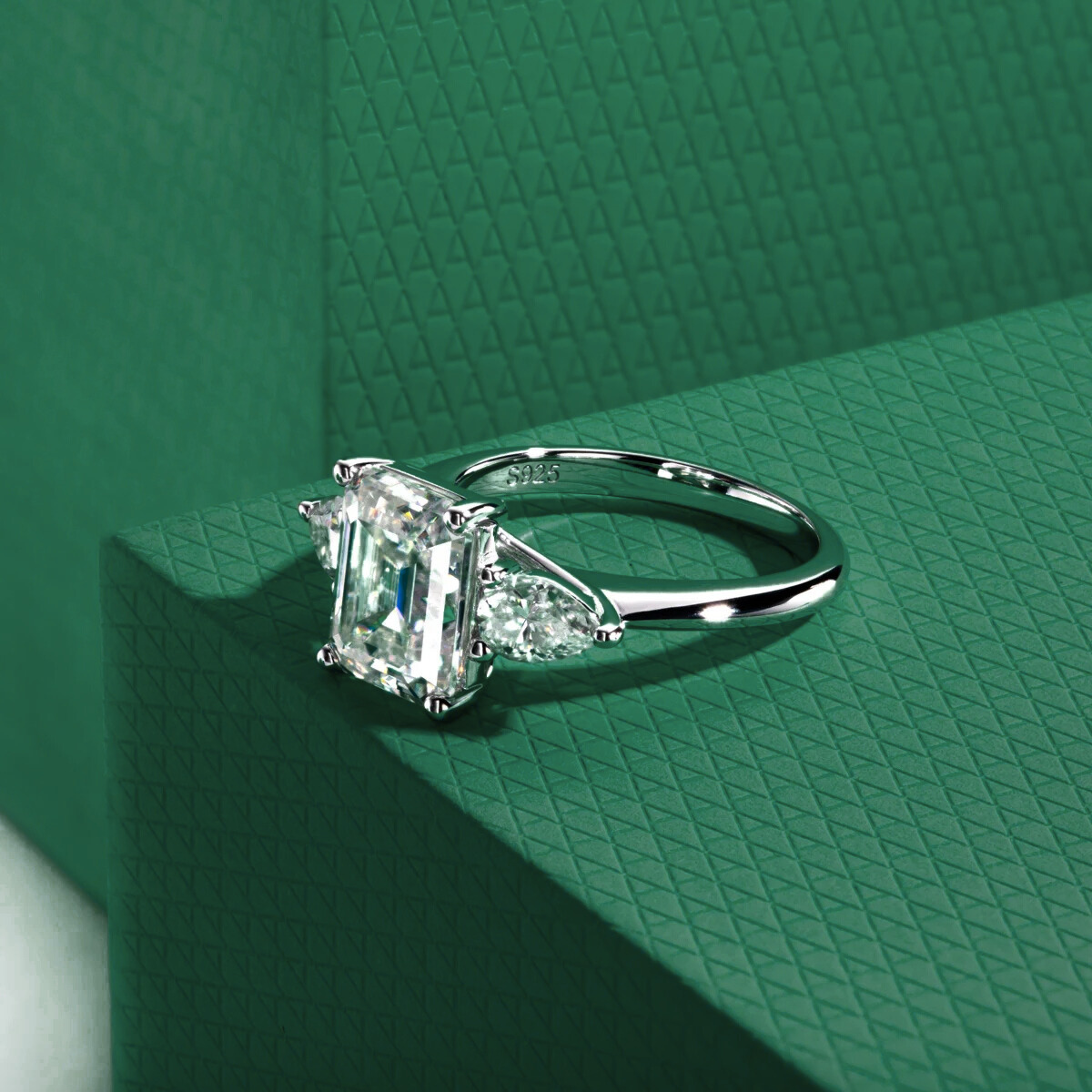 Anel Esmeralda & Pera Moissanite