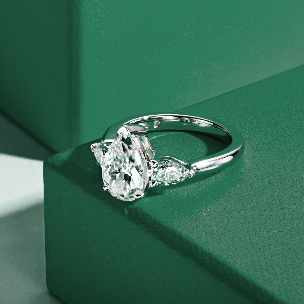 Anel Trilogy Pear Moissanite