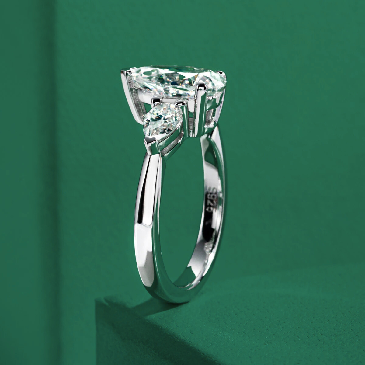 Anel Trilogy Pear Moissanite