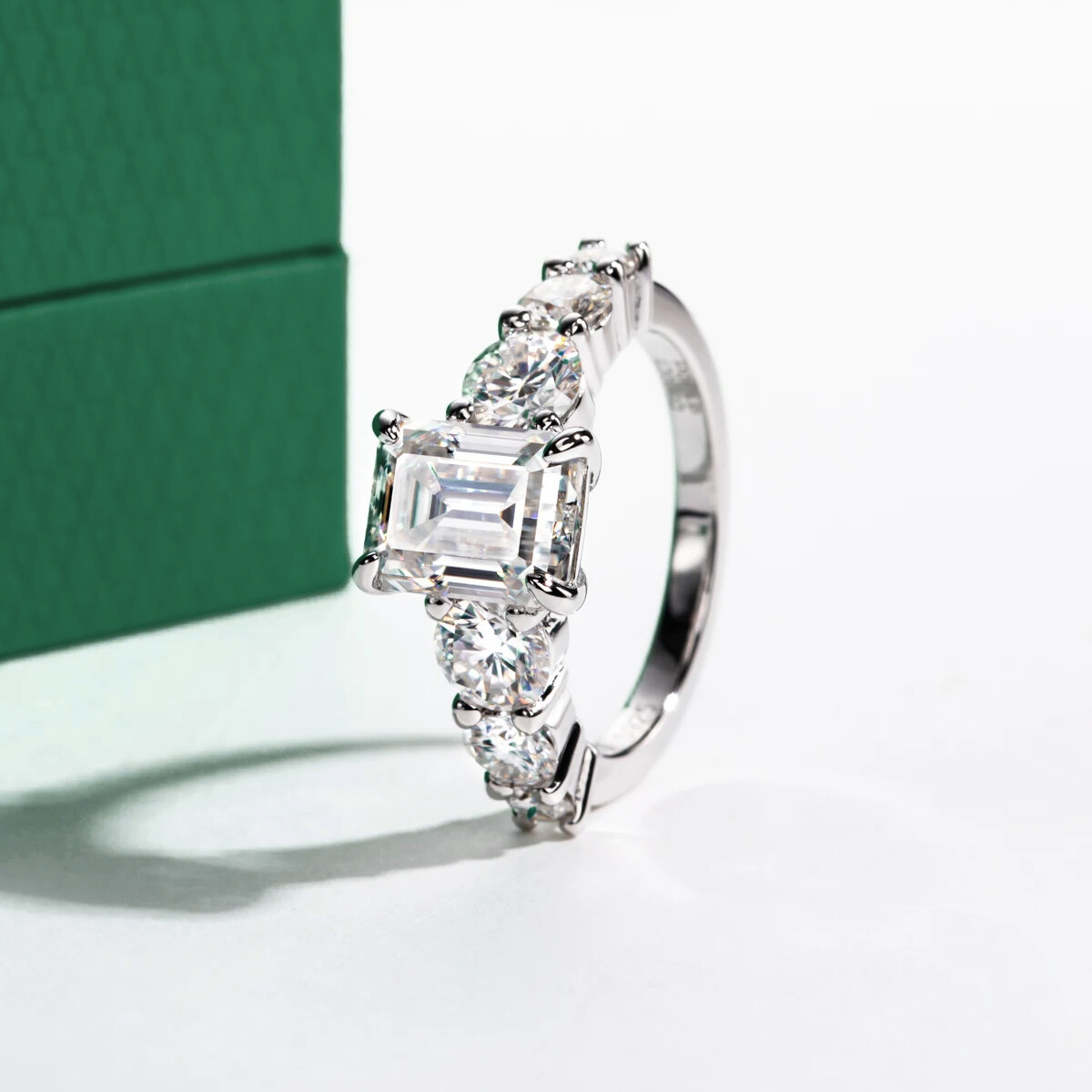 Anel Amara Esmeralda Moissanite