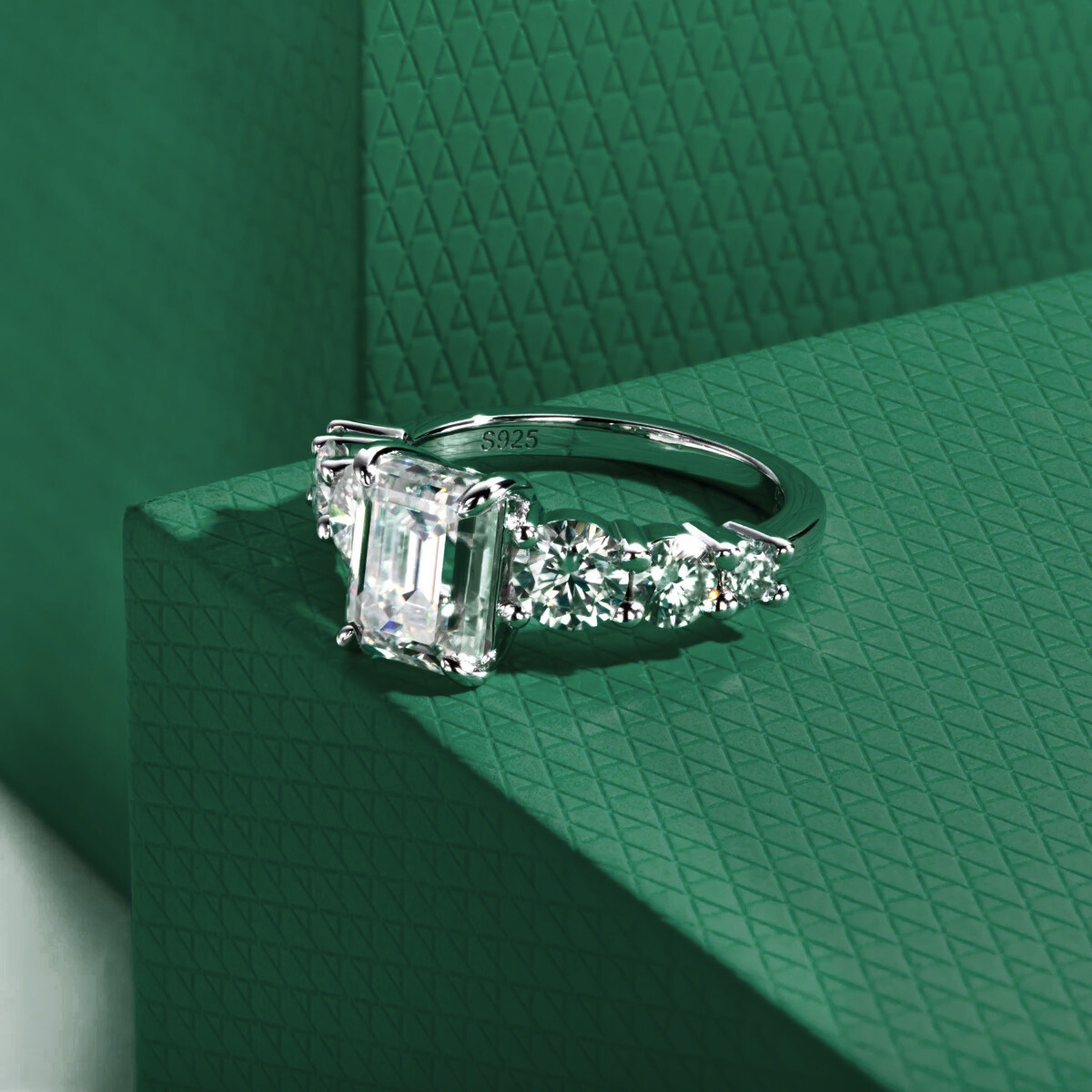 Anel Amara Esmeralda Moissanite