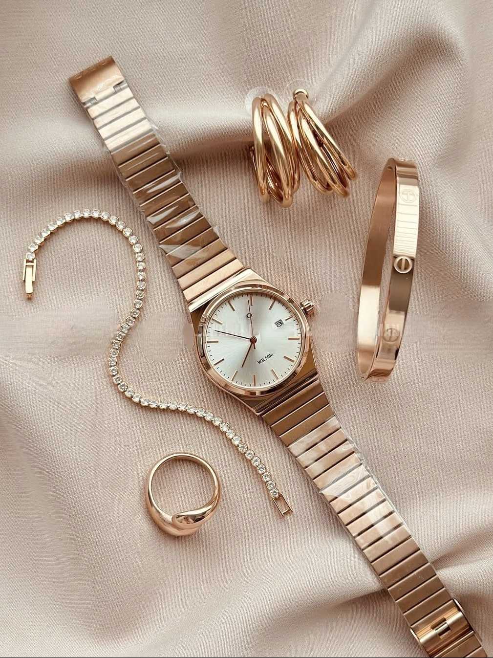 Conjunto Relógio feminino com Bracelete Cartier, Pulseira, Anel e Brinco Bella Viena